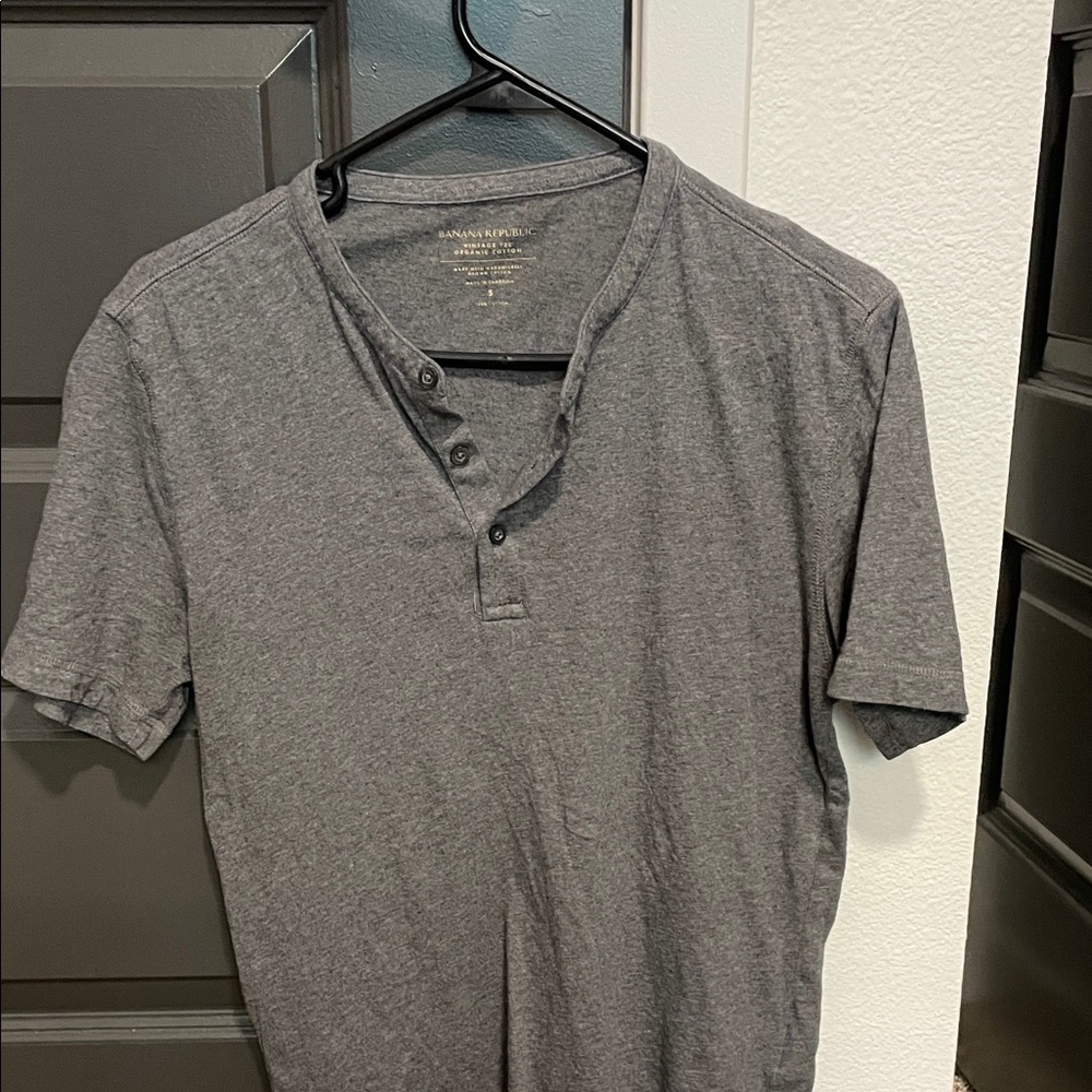 Banana Republic Men's Short Sleeve Henley Tee in Heather Gray